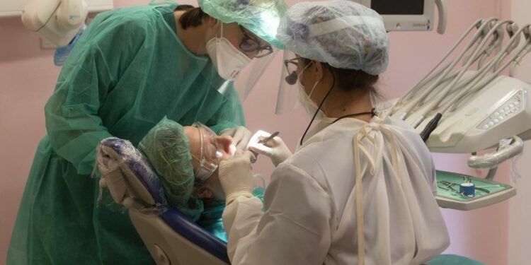 'TurkeyTeeth' o la moda de viajar a Turquía en busca de la sonrisa perfecta