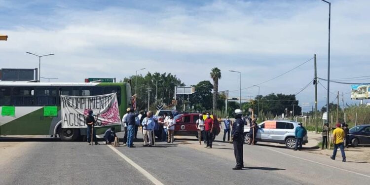 "UNAPO", bloquea crucero del aeropuerto