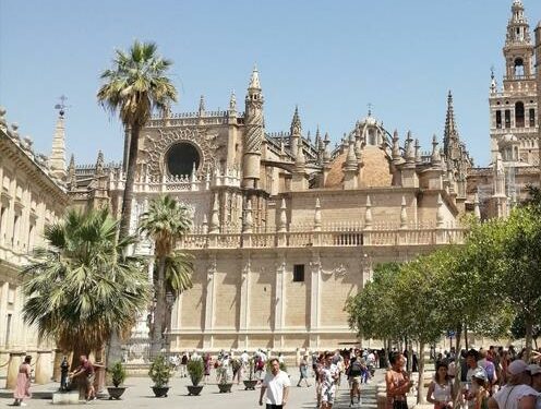 Sevilla, España: en fila con calor de 36°C para ver la Catedral