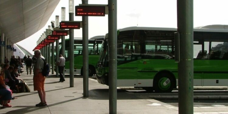 El Gobierno sube al 50% la bonificación al transporte interurbano en Canarias