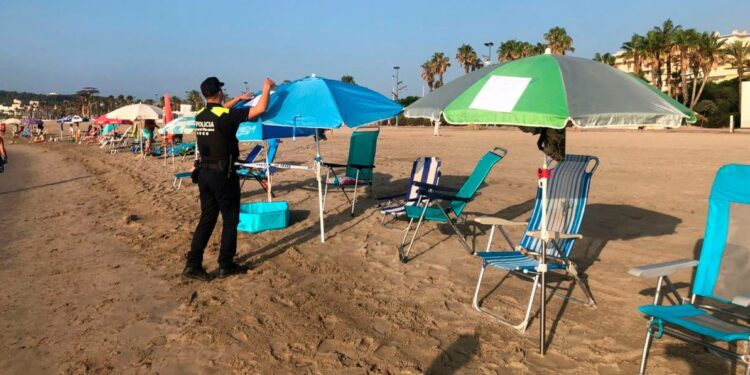 Vila-seca activa la ‘operación hamaca’ para evitar las reservas en primera línea de mar