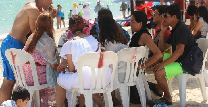 Visitantes disfrutan de un día soleado en el puerto de Progreso