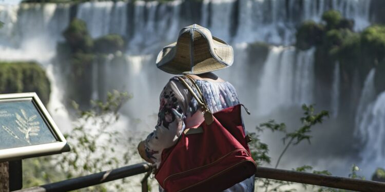 Aquellos que deseen utilizar el Previaje 3 deberán chequear que el prestador turístico que van a contratar esté inscripto en el programa. (Foto: Telam)