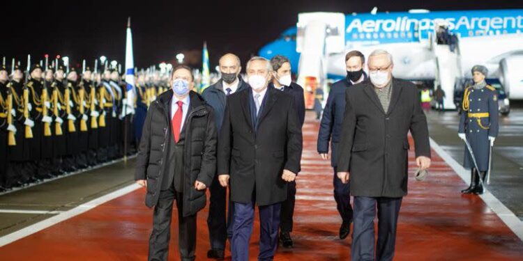 El presidente Alberto Fernández al arribar a Moscú en febrero de 2022