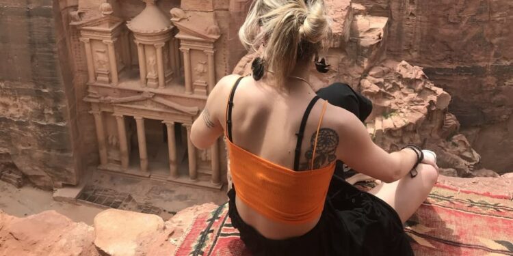 En un mirador con vista a Petra, Jordania