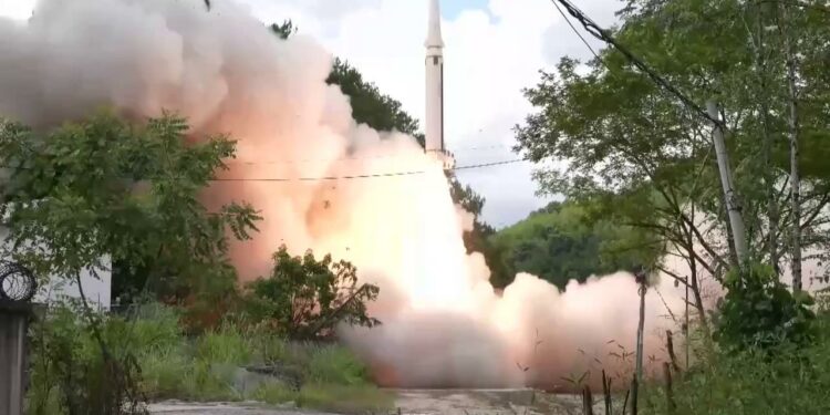 China sacude el Estrecho de Taiwán con prácticas de disparo de misiles