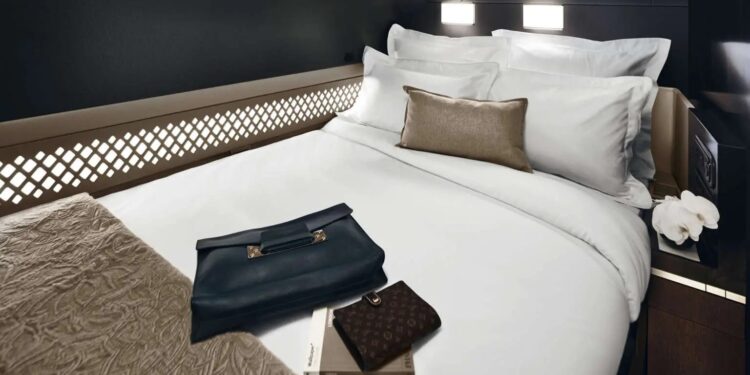 Cama de una suite en un A380 de Etihad.