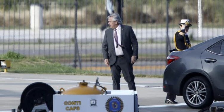 El presidente Alberto Fernández, ayer, al llegar a la Casa Rosada; luego se fue a José C. Paz