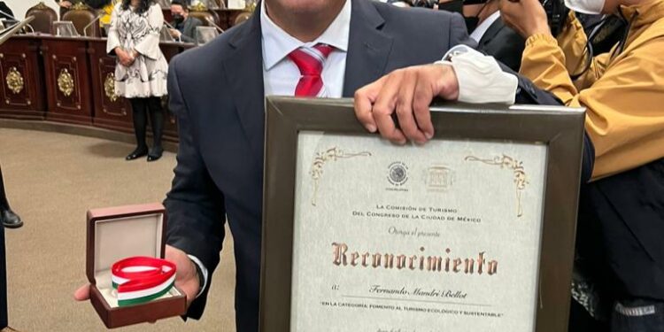 Recibe Fernando Mandri Bellot, la Medalla al Mérito Turístico de la CDMX.