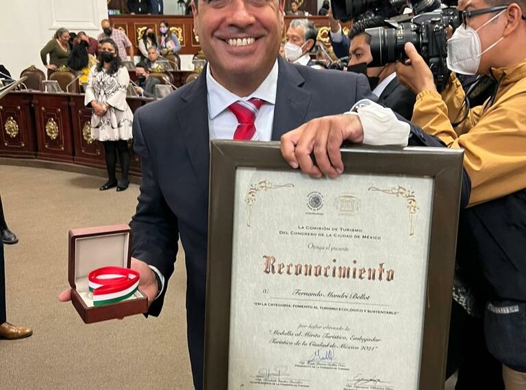 Recibe Fernando Mandri Bellot, la Medalla al Mérito Turístico de la CDMX.