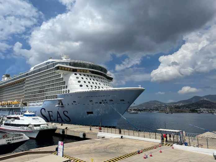 Bodrum recibió al Odyssey of the Seas, el mayor crucero de su historia