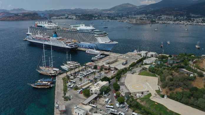 Bodrum recibió al Odyssey of the Seas, el mayor crucero de su historia