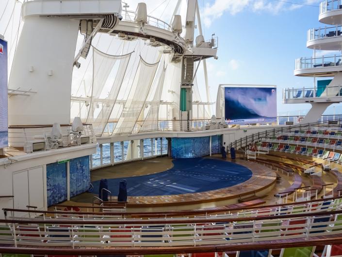Teatro al aire libre en un crucero con cielos azules de fondo