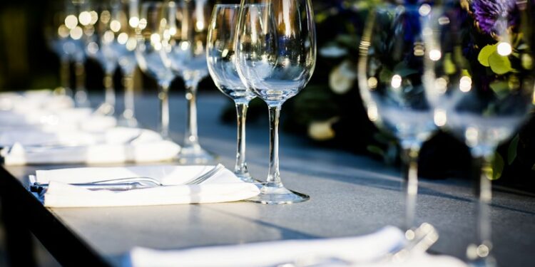 mesa de un restaurante con cubiertos y copas