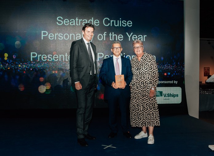 Chris Theophilides recibe el premio de Personaje del Año de la Industria de Cruceros en los "2022 Seatrade Cruise Awards"