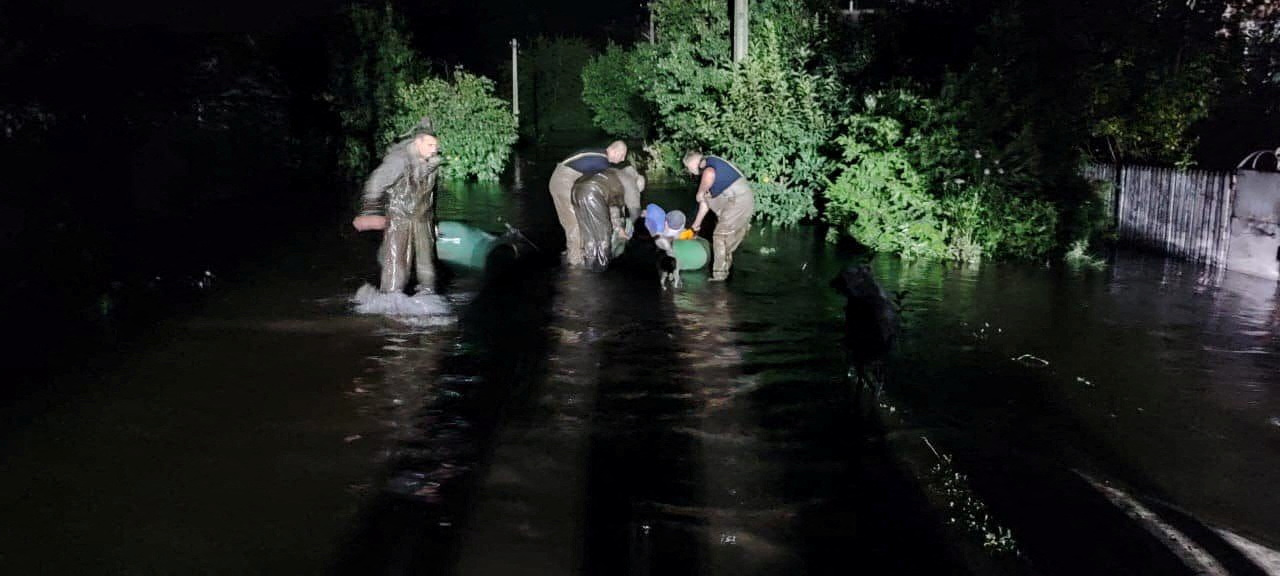 Los rescatistas ayudan a las personas a ser evacuadas de un área inundada después de que un misil ruso impactara en una estructura hidráulica. Servicio de prensa del Servicio Estatal de Emergencias de Ucrania/Folleto vía REUTERS

