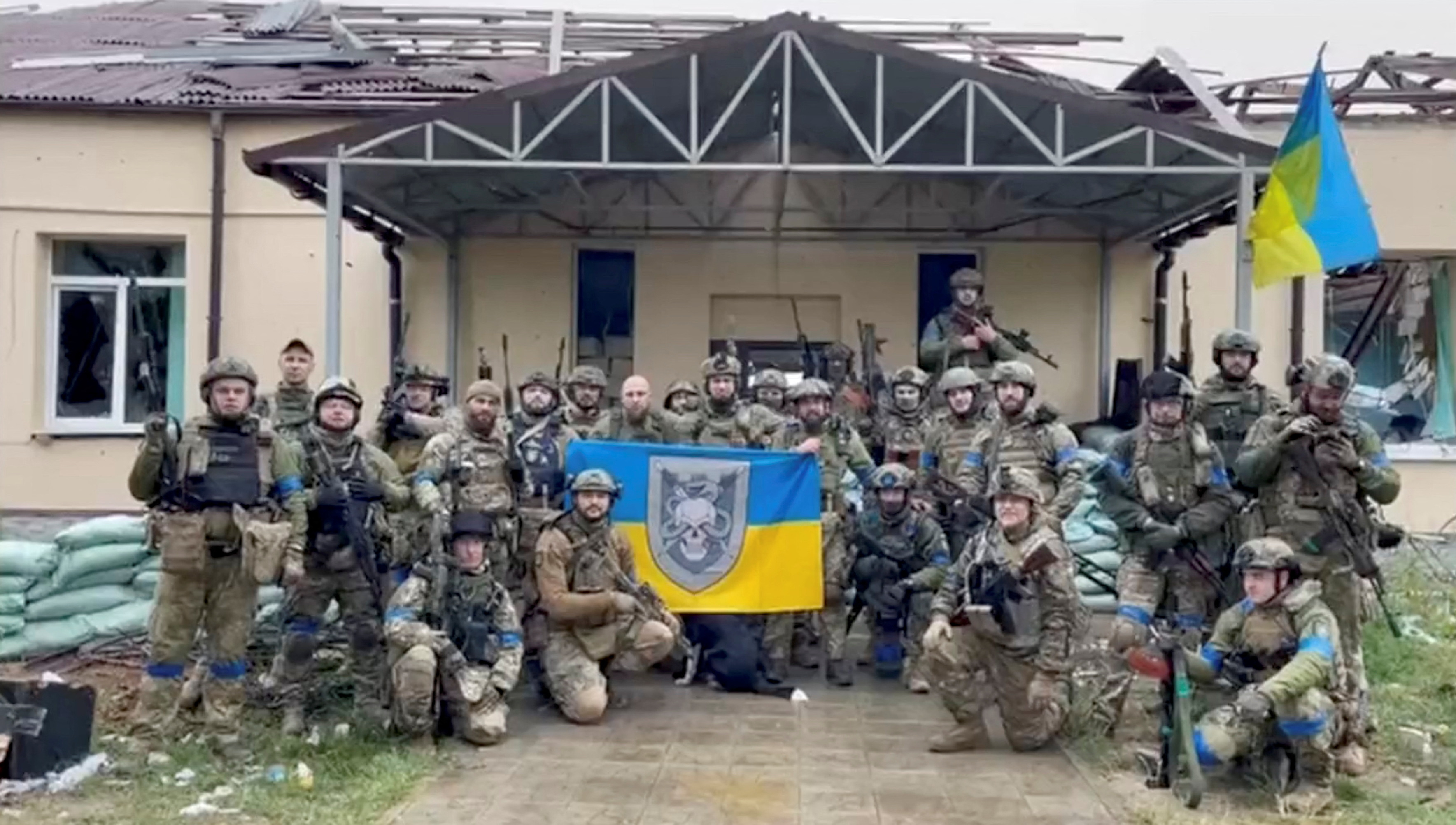 Las tropas ucranianas forman un grupo, en medio de la invasión rusa del país, en un lugar indicado como Hoptivka, Ucrania en esta imagen obtenida de las redes sociales y publicada el 11 de septiembre de 2022. Twitter @DefenceU/vía REUTERS 