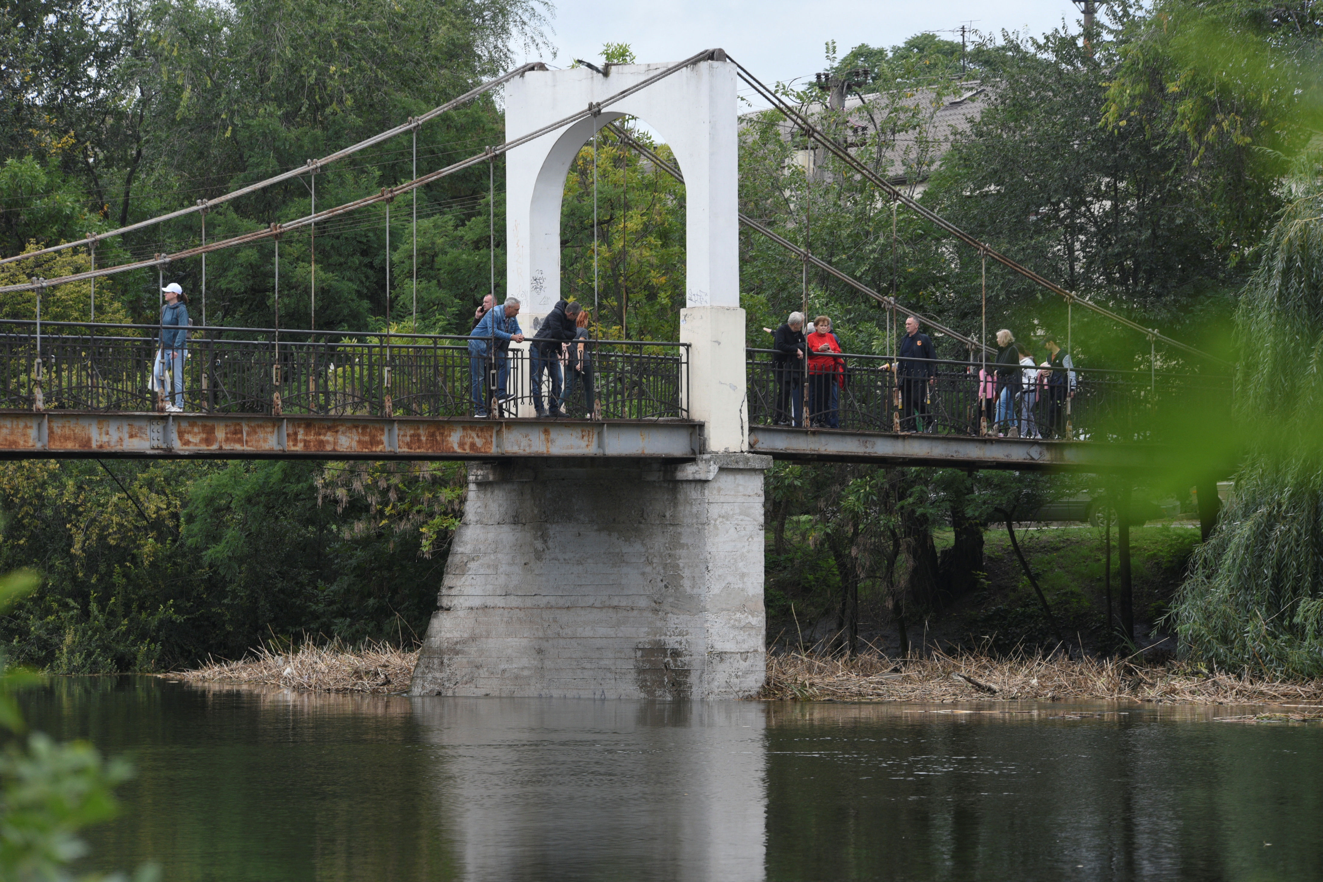 El río sacó a los pobladores de sus casas inundadas y buscan dónde pernoctar a esperar que baje el nivel de los anegamientos (REUTERS/Mykola Synelnykov)