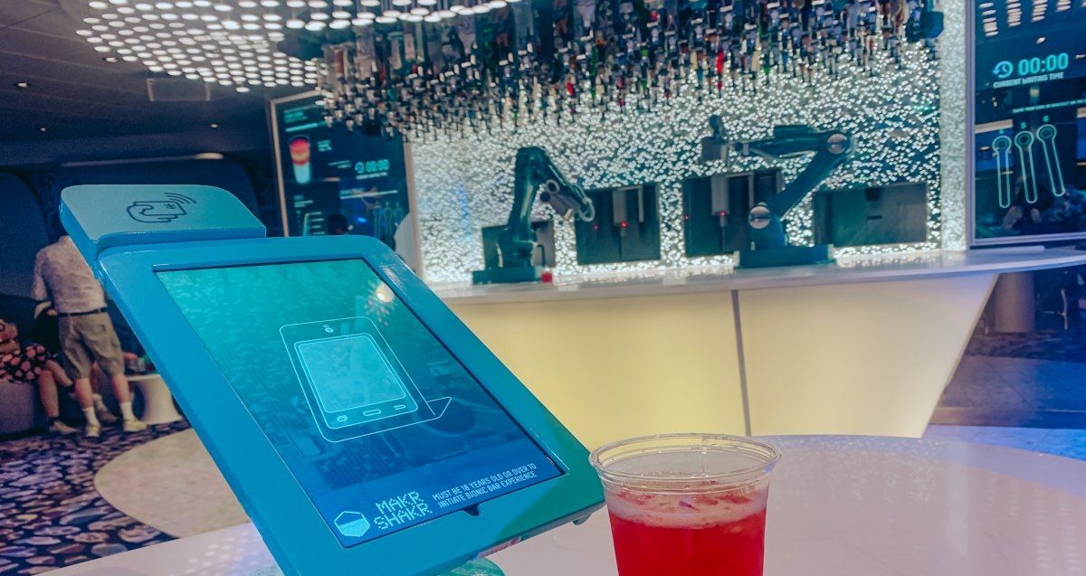 El denominado Bionic Bar es una de las curiosidades del Wonder of the Seas