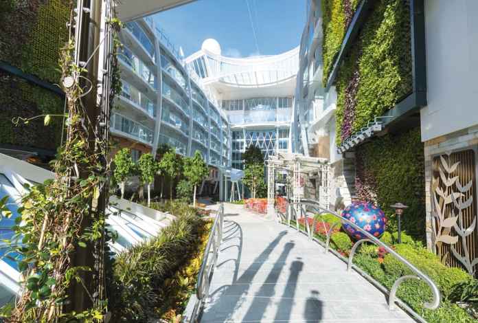 El Symphony of the Seas vuelve a Barcelona en 2023