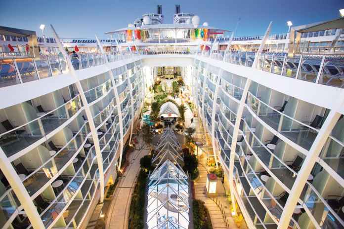 El Symphony of the Seas vuelve a Barcelona en 2023