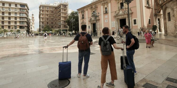 El Botànic salva la unidad en las enmiendas de la tasa turística y apenas introduce cambios