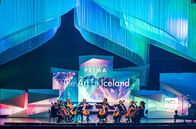 Actuación de la cantante y compositora islandesa Briet, en el Harpa de Reikiavik