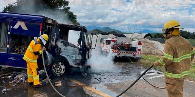 Otra vez normalistas incendian vehículos en el crucero a Purépero