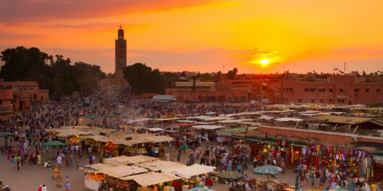 Plaza central de Marrakech, con muchos puntos de venta ambulantes
