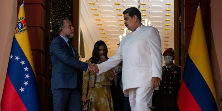 Nicolás Maduro, presidente de Venezuela, a la derecha, estrecha la mano de Armando Benedetti, embajador de Colombia en Venezuela, tras una reunión en el Palacio de Miraflores en Caracas, Venezuela, el lunes 29 de agosto de 2022.dfd