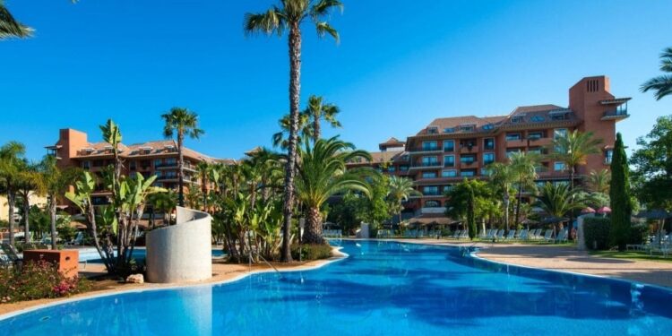 Piscina del Puerto Antilla Gran Hotel Islantilla, hotel que ofrece Viajes El Corte Inglés para personas mayores