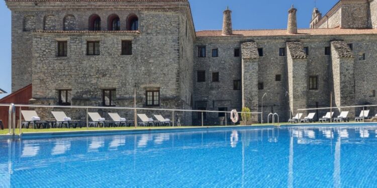 Piscina del Hotel Barceló Monasterio de Boltaña (Huesca), que oferta Viajes El Corte Inglés