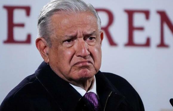 AMLO critica las alertas de viajes de EU para no visitar México y exhibe video de asalto en NY