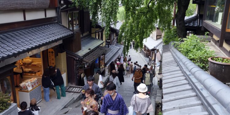 Acciones de viajes en Japón suben tras reporte de flexibilización de reglas