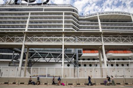 TERMINAL DE CRUCEROS EN EL PUERTO DE BARCELONA. TURISTAS A PUNTO DE SUBIR A UNO DE LOS CRUCEROS