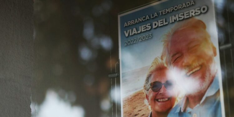 Cartel de los viajes del Imserso en el escaparate de una agencia.