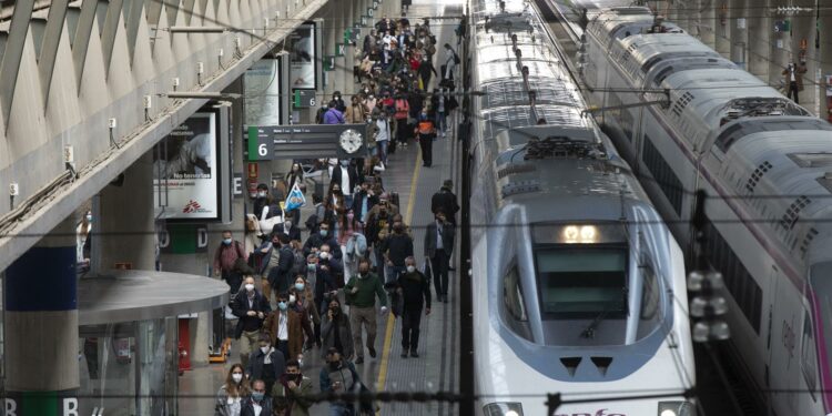 El 21 de abril de 1992 arrancó este primer servicio de Renfe de alta velocidad en España, que transcurría a lo largo de 470,5 kilómetros