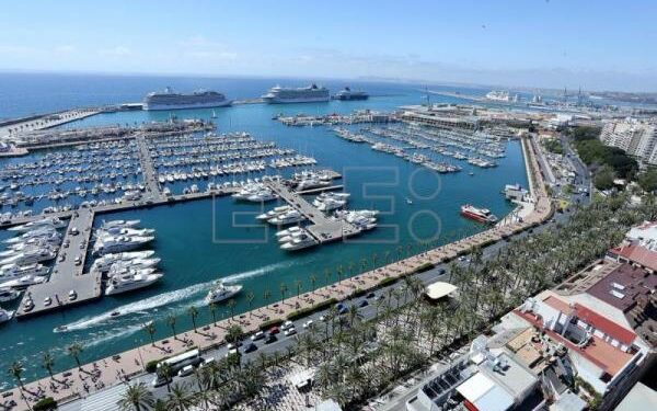 Alicante desembarca en Málaga para intentar ser puerto base de más cruceros