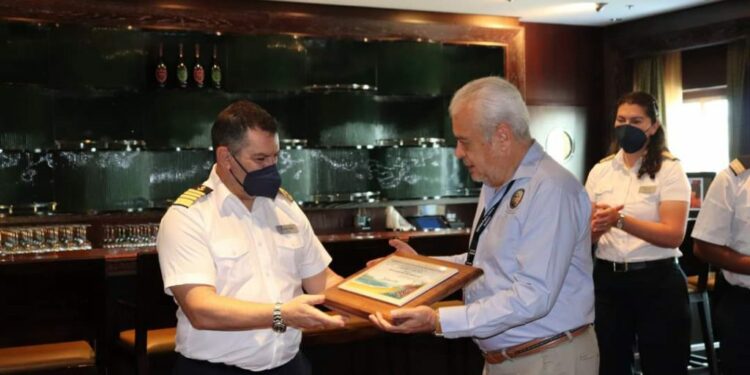 Arriba a Puerto Vallarta por primera vez el Celebrity Solstice