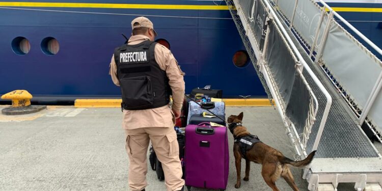 Arribó el primer buque de pasajeros al puerto de Ushuaia