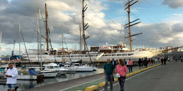 Atraca en A Coruña el segundo crucero a vela más grande del mundo