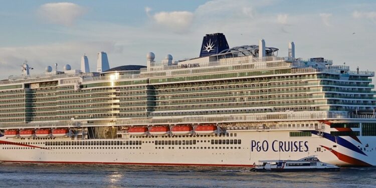 Atraca en Vigo el 'Iona' el tercer crucero más grande del mundo