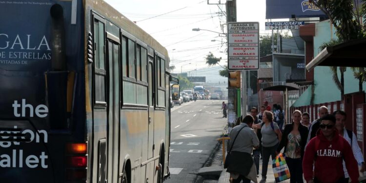 Autobuseras redujeron frecuencia de viajes hasta un 30% sin bajar pasajes