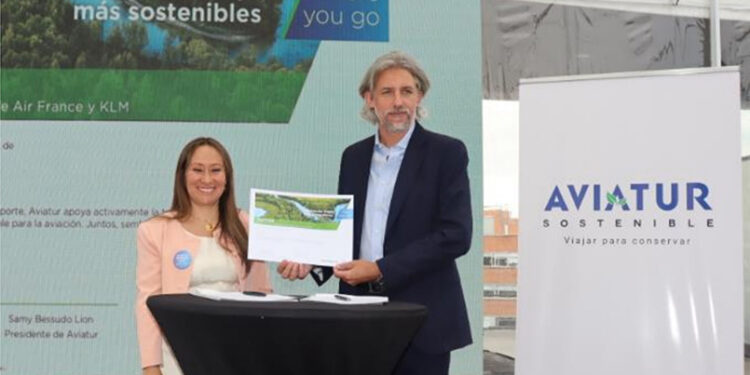 Firma del acuerdo entre Aviatur y Air France-KLM.
