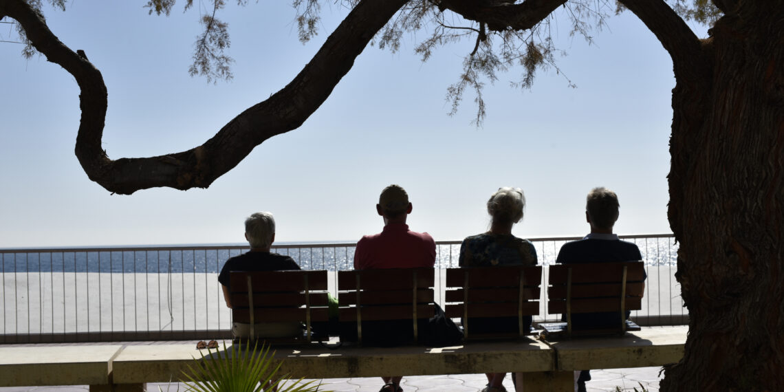 Jubilados en la playa de Poniente de Benidorm.
