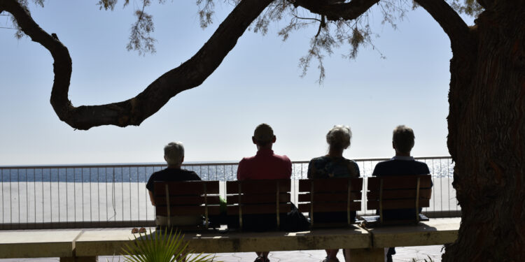 Jubilados en la playa de Poniente de Benidorm.