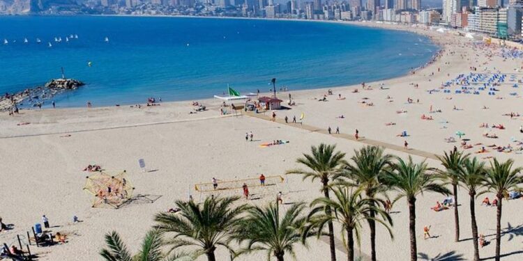 Benidorm se desmarca de los viajes del Imserso con su propia campaña disponible para mayores de 50 años