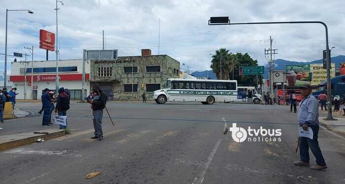 Bloquean habitantes de San Cristóbal Amatlan, crucero del estadio de Béisbol en la capital