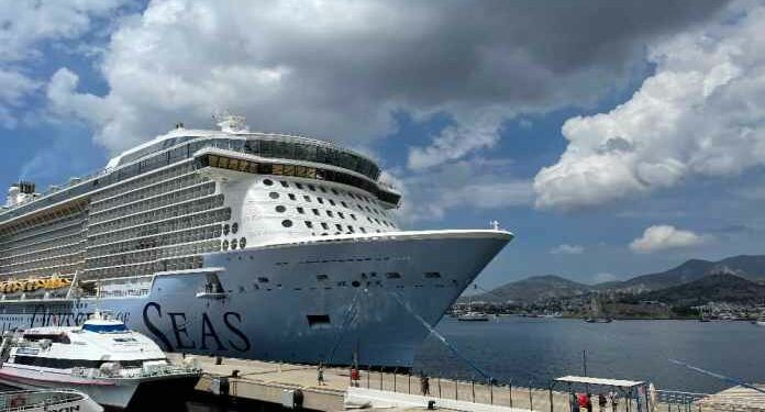 Bodrum recibió al Odyssey of the Seas, el mayor crucero de su historia