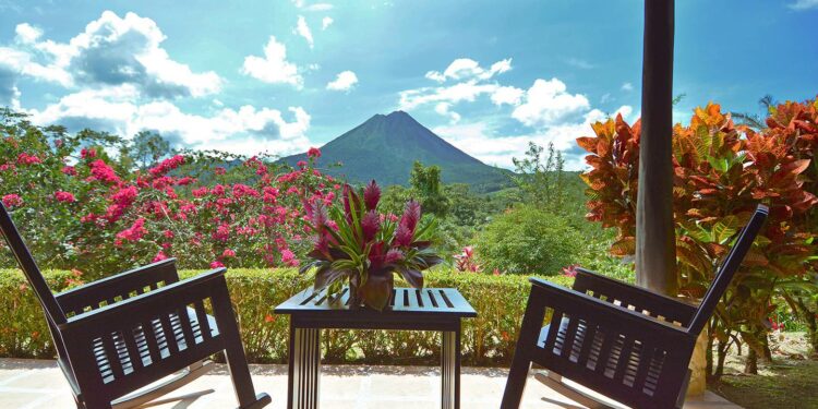 Booking destaca 5 hoteles de La Fortuna entre los más ‘geniales’ para dormir en Costa Rica